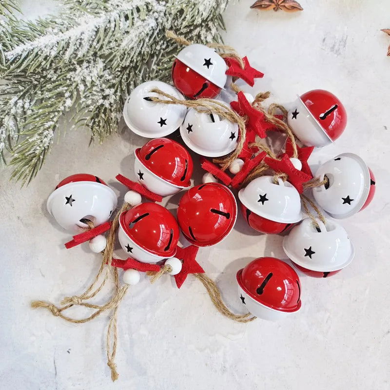 Os&nbsp;Pingentes de Metal com Sinos e Flocos de Neve para Árvore de Natal VipZio&nbsp;são a escolha ideal para trazer um charme clássico e festivo à sua decoração natalina. Com um design encantador que combina sinos e flocos de neve, esses pingentes metálicos criam um visual elegante e sofisticado, perfeitos para enfeitar sua árvore de Natal ou outros espaços da sua casa.