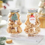 O Pote de Natal com Formato de Árvore e Boneco de Neve VipZio é perfeito para dar um charme próprio às suas comemorações de termo de ano. Com um design criativo e funcional, esse pote é ideal para armazenar bebidas, tornando o momento ainda mais recreativo e temático. Perfeito para sucos, milkshakes, chuva e muito mais