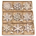 Os pingentes de Natal em Madeira 12 Unidades VipZio capturam o espírito da natureza na sua decoração natalina. Produzidos com madeira de supimpa qualidade e detalhadamente esculpidos, esses enfeites trazem um toque rústico e aconchegante à sua árvore.