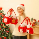A Sacola com Cordão para Presentes Natalinos VipZio é a opção ideal para tornar a troca de presentes mais charmosa e sofisticada neste Natal. Confeccionadas em flanela suave, essas sacolas têm praticidade e estilo, tornando o momento de apresentar ainda mais útil