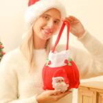 A Sacola com Cordão para Presentes Natalinos VipZio é a opção ideal para tornar a troca de presentes mais charmosa e sofisticada neste Natal. Confeccionadas em flanela suave, essas sacolas têm praticidade e estilo, tornando o momento de apresentar ainda mais útil