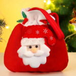 A Sacola com Cordão para Presentes Natalinos VipZio é a opção ideal para tornar a troca de presentes mais charmosa e sofisticada neste Natal. Confeccionadas em flanela suave, essas sacolas têm praticidade e estilo, tornando o momento de apresentar ainda mais útil
