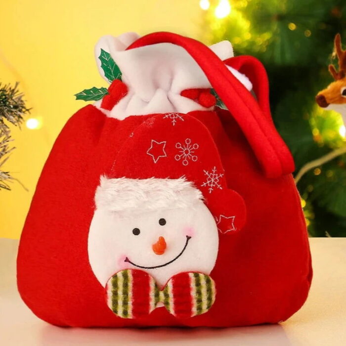 A Sacola com Cordão para Presentes Natalinos VipZio é a opção ideal para tornar a troca de presentes mais charmosa e sofisticada neste Natal. Confeccionadas em flanela suave, essas sacolas têm praticidade e estilo, tornando o momento de apresentar ainda mais útil