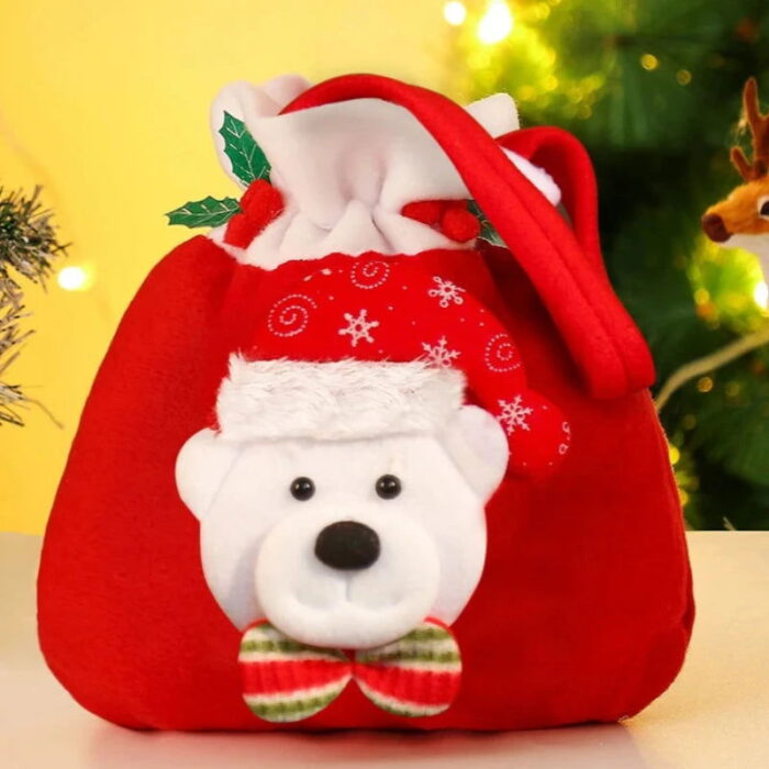 A Sacola com Cordão para Presentes Natalinos VipZio é a opção ideal para tornar a troca de presentes mais charmosa e sofisticada neste Natal. Confeccionadas em flanela suave, essas sacolas têm praticidade e estilo, tornando o momento de apresentar ainda mais útil