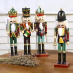 O Soldado Quebra-Nozes Natalino de 30cm em Madeira VipZio traz um toque clássico e charmoso para a sua decoração de Natal. Inspirado na tradição do Quebra-Nozes, leste ornamento em madeira é uma peça atemporal que eleva a celebração das festas de término de ano com estilo e elegância.