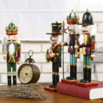 O Soldado Quebra-Nozes Natalino de 30cm em Madeira VipZio traz um toque clássico e charmoso para a sua decoração de Natal. Inspirado na tradição do Quebra-Nozes, leste ornamento em madeira é uma peça atemporal que eleva a celebração das festas de término de ano com estilo e elegância.