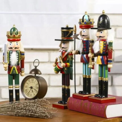 O Soldado Quebra-Nozes Natalino de 30cm em Madeira VipZio traz um toque clássico e charmoso para a sua decoração de Natal. Inspirado na tradição do Quebra-Nozes, leste ornamento em madeira é uma peça atemporal que eleva a celebração das festas de término de ano com estilo e elegância.