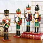O Soldado Quebra-Nozes Natalino de 30cm em Madeira VipZio traz um toque clássico e charmoso para a sua decoração de Natal. Inspirado na tradição do Quebra-Nozes, leste ornamento em madeira é uma peça atemporal que eleva a celebração das festas de término de ano com estilo e elegância.