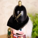 O Soldado Quebra-Nozes Natalino de 30cm em Madeira VipZio traz um toque clássico e charmoso para a sua decoração de Natal. Inspirado na tradição do Quebra-Nozes, leste ornamento em madeira é uma peça atemporal que eleva a celebração das festas de término de ano com estilo e elegância.
