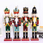 O Soldado Quebra-Nozes Natalino de 30cm em Madeira VipZio traz um toque clássico e charmoso para a sua decoração de Natal. Inspirado na tradição do Quebra-Nozes, leste ornamento em madeira é uma peça atemporal que eleva a celebração das festas de término de ano com estilo e elegância.