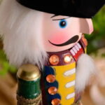 O Soldado Quebra-Nozes Natalino de 30cm em Madeira VipZio traz um toque clássico e charmoso para a sua decoração de Natal. Inspirado na tradição do Quebra-Nozes, leste ornamento em madeira é uma peça atemporal que eleva a celebração das festas de término de ano com estilo e elegância.