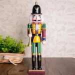 O Soldado Quebra-Nozes Natalino de 30cm em Madeira VipZio traz um toque clássico e charmoso para a sua decoração de Natal. Inspirado na tradição do Quebra-Nozes, leste ornamento em madeira é uma peça atemporal que eleva a celebração das festas de término de ano com estilo e elegância.
