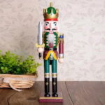 O Soldado Quebra-Nozes Natalino de 30cm em Madeira VipZio traz um toque clássico e charmoso para a sua decoração de Natal. Inspirado na tradição do Quebra-Nozes, leste ornamento em madeira é uma peça atemporal que eleva a celebração das festas de término de ano com estilo e elegância.
