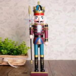 O Soldado Quebra-Nozes Natalino de 30cm em Madeira VipZio traz um toque clássico e charmoso para a sua decoração de Natal. Inspirado na tradição do Quebra-Nozes, leste ornamento em madeira é uma peça atemporal que eleva a celebração das festas de término de ano com estilo e elegância.